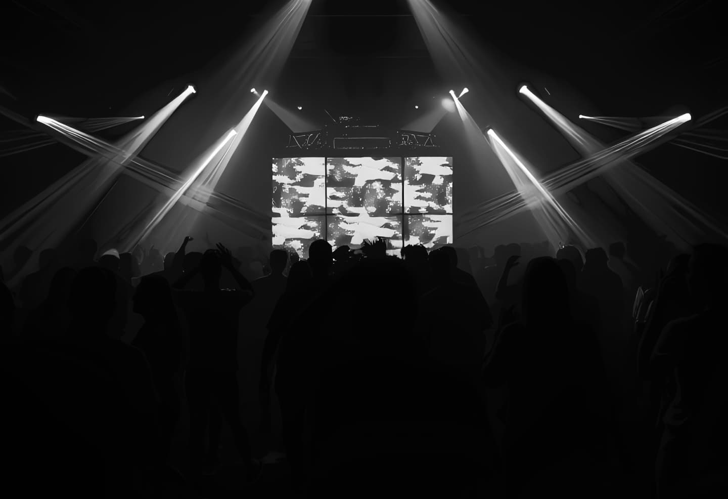 Foto de fundo do banner principal da página, com uma composição de eletrônica e música eletrônica no cenário.